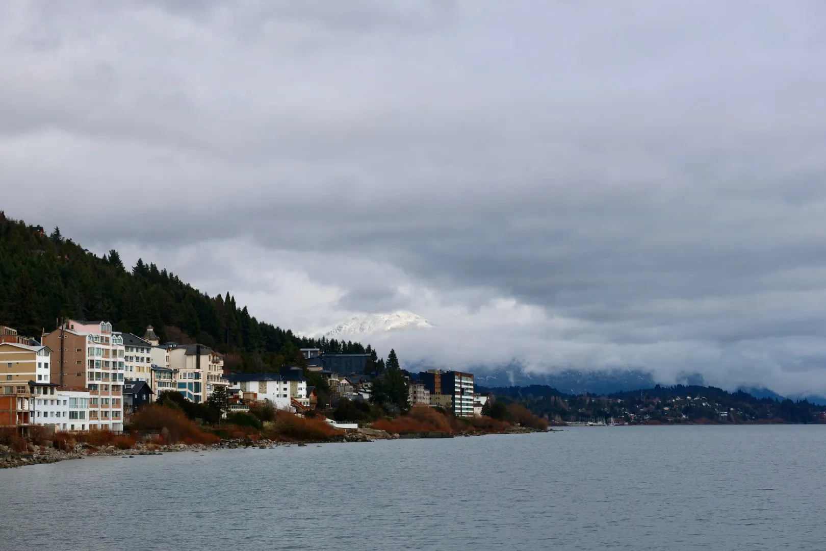 Bariloche o que fazer em 2025 sem neve: vista panorâmica da cidade com o Lago Nahuel Huapi