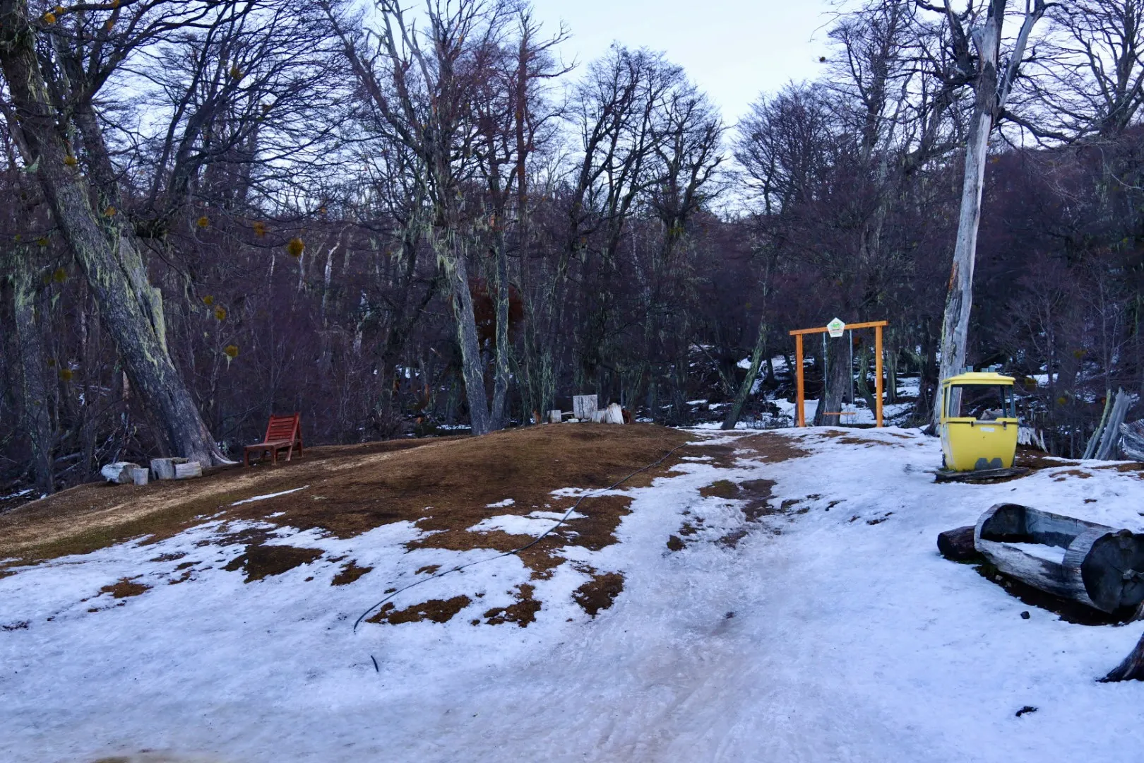 Laguna Escondida em Bariloche: águas cristalinas cercadas por montanhas verdes no verão