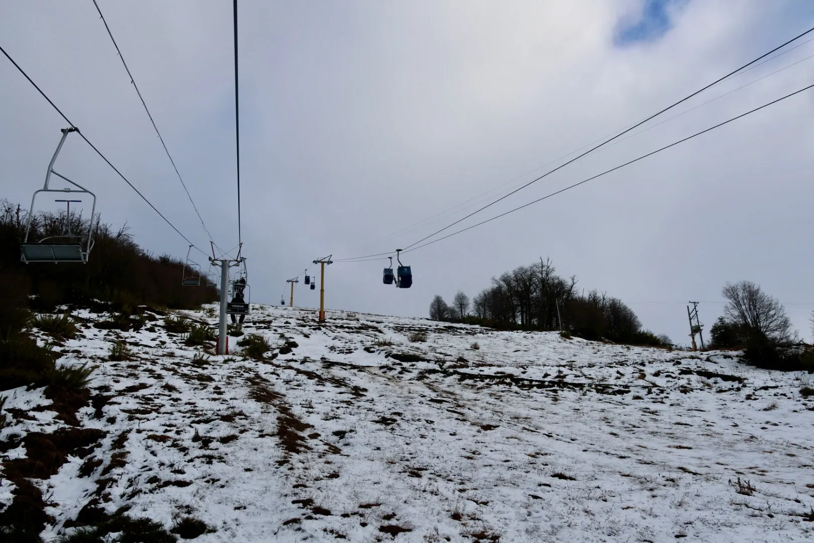 Vista panorâmica de Bariloche desde Cerro Bayo: skyline da cidade com lagos e montanhas andinas